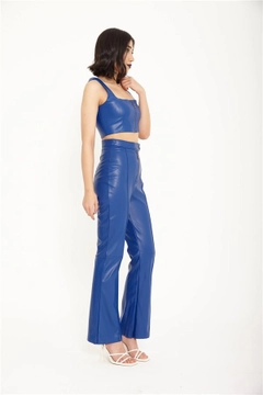 Una modelo de ropa al por mayor lleva lfn11437-vegan-leather-trousers-saks-blue, Pantalón turco al por mayor de Lefon
