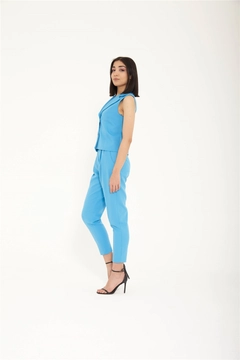 Bir model, Lefon toptan giyim markasının lfn11432-vest-blue toptan Yelek ürününü sergiliyor.