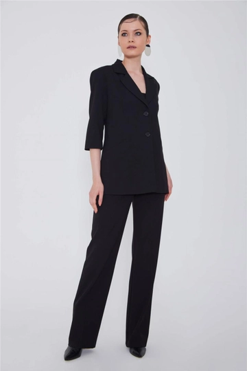 Bir model, Lefon toptan giyim markasının  (3.grup) Yarım Kol Blazer
 toptan Ceket ürününü sergiliyor.