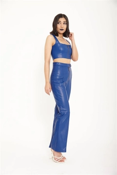 Модель оптовой продажи одежды носит lfn11437-vegan-leather-trousers-saks-blue, турецкий оптовый товар Штаны от Lefon.