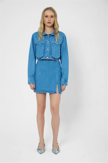 Bir model, Lefon toptan giyim markasının  Büyük Yama Cepli Crop Kot Ceket - Mavi
 toptan Ceket ürününü sergiliyor.