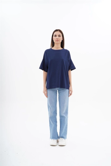 Um modelo de roupas no atacado usa  Camiseta Oversize - Azul Marinho
, atacado turco Camiseta de Lefon