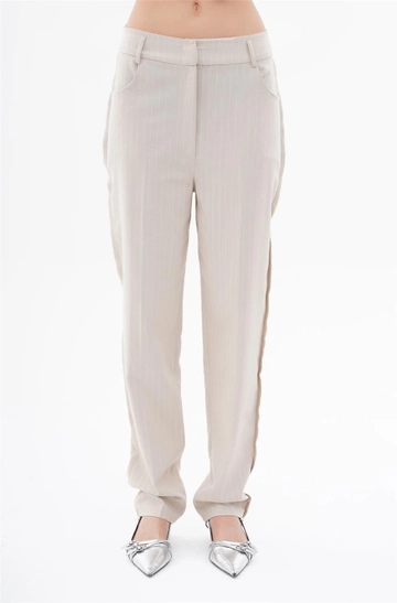 Ένα μοντέλο χονδρικής πώλησης ρούχων φοράει  Ριγέ Παντελόνι Με Κομμένα Πλαϊνά - Μπεζ
, τούρκικο Παντελόνι χονδρικής πώλησης από Lefon