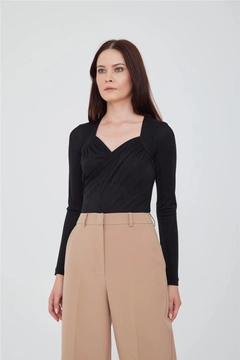 A wholesale clothing model wears lfn11474-long-sleeve-blouse-black, Turkish wholesale Blouse of Lefon