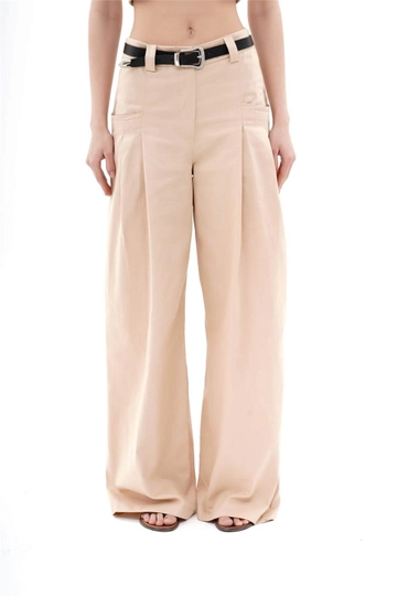 Ένα μοντέλο χονδρικής πώλησης ρούχων φοράει  Παντελόνι Ψηλόμεσο Διπλό Λεπτομερές Loose Cut - Μπεζ
, τούρκικο Παντελόνι χονδρικής πώλησης από Lefon