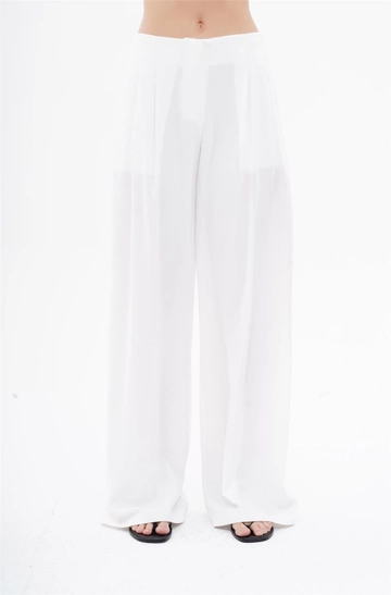 A wholesale clothing model wears  Pleated Long Trousers - Cream
, Turkish wholesale Pants of Lefon
