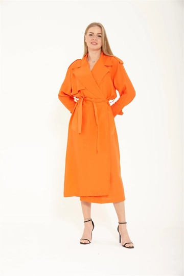 Bir model, Lefon toptan giyim markasının  Trençkot - Turuncu
 toptan Trençkot ürününü sergiliyor.