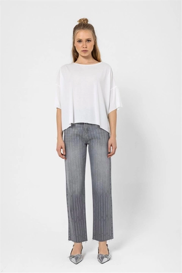 Bir model, Lefon toptan giyim markasının  Sim Detaylı Kot Pantolon - Buz Gri
 toptan Kot Pantolon ürününü sergiliyor.