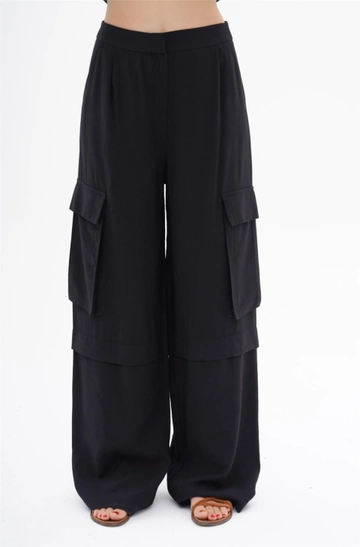 Un mannequin de vêtements en gros porte  Pantalon Cargo À Grandes Poches - Noir
, Pantalon en gros de Lefon en provenance de Turquie