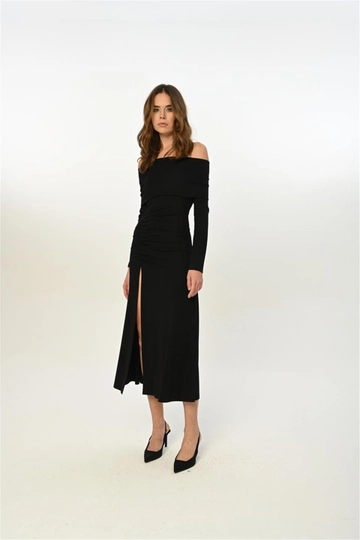 Ένα μοντέλο χονδρικής πώλησης ρούχων φοράει  Μακρύ Φόρεμα Με Μακρυμάνικο Βαθύ Σκίσιμο - Μαύρο
, τούρκικο Φόρεμα χονδρικής πώλησης από Lefon