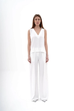 A wholesale clothing model wears lfn11496-sleeveless-blouse-cream, Turkish wholesale Blouse of Lefon