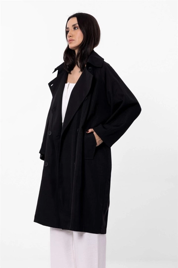 Bir model, Lefon toptan giyim markasının  Oversize Midi Boy Trençkot - Siyah
 toptan Trençkot ürününü sergiliyor.