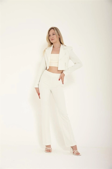 Bir model, Lefon toptan giyim markasının  Kısa Ceket - Beyaz
 toptan Ceket ürününü sergiliyor.