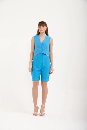 Bir model, Lefon toptan giyim markasının  Arousa Şort - Gök Mavi
 toptan Şort ürününü sergiliyor.
