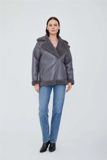 Bir model, Lefon toptan giyim markasının  Teddy Astarlı Deri Ceket - Gri
 toptan Kaban ürününü sergiliyor.