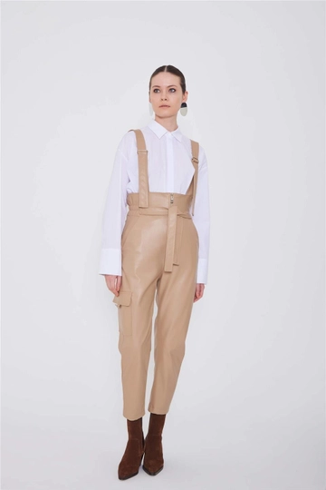 Bir model, Lefon toptan giyim markasının  Cep Detaylı Tulum - Bej
 toptan Tulum ürününü sergiliyor.