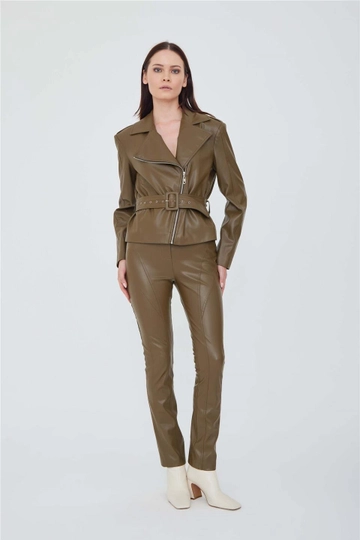 Bir model, Lefon toptan giyim markasının  Kemer Detaylı Deri Ceket - Haki
 toptan Ceket ürününü sergiliyor.