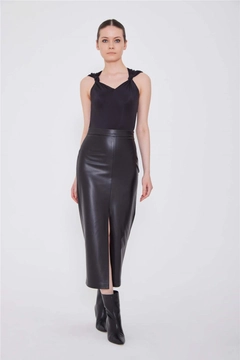 A wholesale clothing model wears lfn11483-knot-detailed-sleeveless-blouse-black, Turkish wholesale Blouse of Lefon
