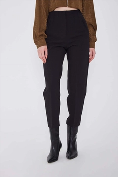 A wholesale clothing model wears lfn11489-ankle-length-trousers-black, Turkish wholesale Pants of Lefon