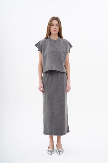 Bir model, Lefon toptan giyim markasının  Yıkanmış Efektli Kolsuz Tişört - Gri
 toptan Tişört ürününü sergiliyor.
