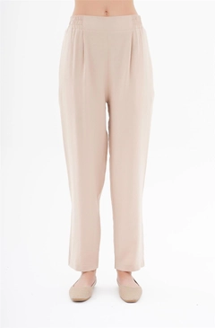 A wholesale clothing model wears lfn11525-carrot-trousers-with-elastic-side-waist-detail-beige, Turkish wholesale Pants of Lefon