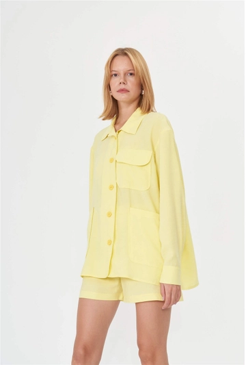 Ένα μοντέλο χονδρικής πώλησης ρούχων φοράει  Μπουφάν Με Μεγάλες Τσέπες - Canary Yellow
, τούρκικο Μπουφάν χονδρικής πώλησης από Lefon