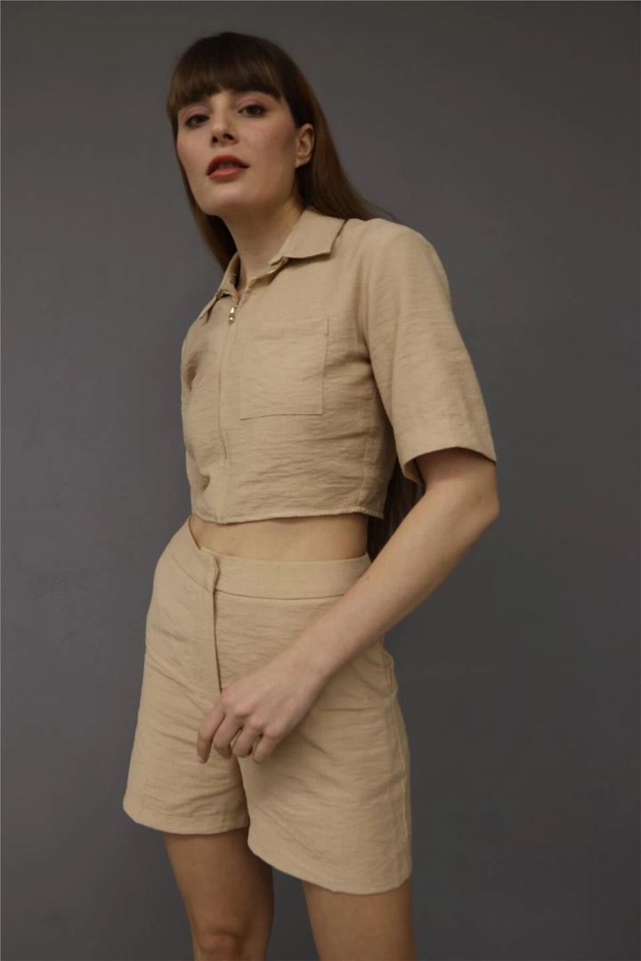 Модел на дрехи на едро носи lfn11529-short-sleeve-zipper-detailed-crop-shirt-beige, турски едро Кратко горнище на Lefon