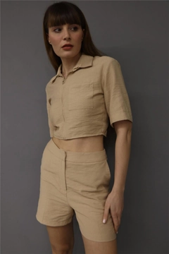 Hurtowa modelka nosi lfn11529-short-sleeve-zipper-detailed-crop-shirt-beige, turecka hurtownia Krótki top firmy Lefon