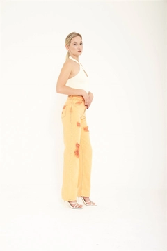 Hurtowa modelka nosi lfn11528-ripped-trousers-with-pockets-orange, turecka hurtownia Spodnie firmy Lefon
