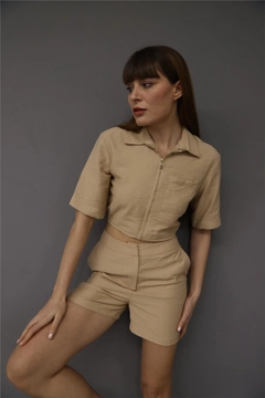 Bir model, Lefon toptan giyim markasının lfn11529-short-sleeve-zipper-detailed-crop-shirt-beige toptan Crop Top ürününü sergiliyor.