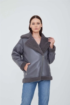 Een kledingmodel uit de groothandel draagt lfn11505-teddy-lined-leather-jacket-gray, Turkse groothandel Jas van Lefon