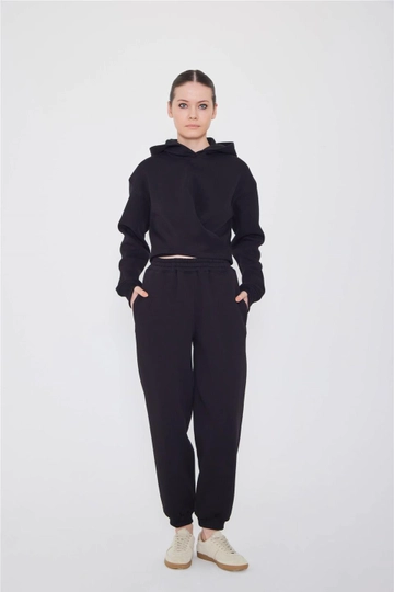 Bir model, Lefon toptan giyim markasının  Yan Cepli Jogger Pantolon - Siyah
 toptan Eşofman Altı ürününü sergiliyor.