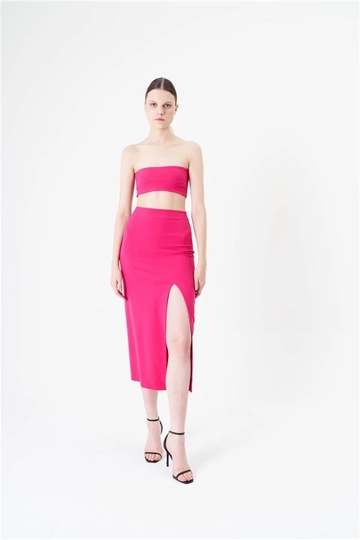 Bir model, Lefon toptan giyim markasının  Straplez Büstiyer - Fulya
 toptan Büstiyer ürününü sergiliyor.