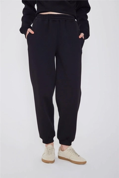 Veleprodajni model oblačil nosi lfn11513-jogger-trousers-with-side-pockets-black, turška veleprodaja Trenirke od Lefon