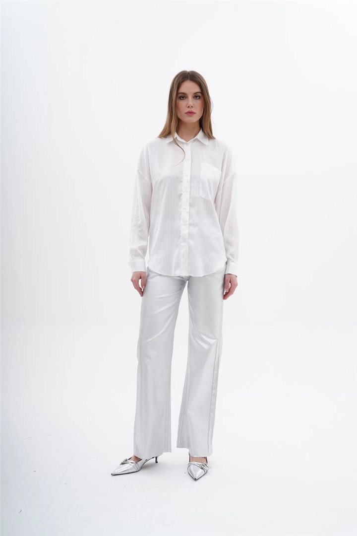 Un mannequin de vêtements en gros porte lfn11515-high-waist-metallic-trousers-silver, Pantalon en gros de Lefon en provenance de Turquie