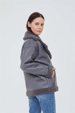 Een kledingmodel uit de groothandel draagt lfn11505-teddy-lined-leather-jacket-gray, Turkse groothandel Jas van Lefon