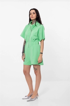 A wholesale clothing model wears lfn11516-short-collar-jumpsuit-acid-green, Turkish wholesale Jumpsuit of Lefon