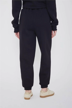 Модел на дрехи на едро носи lfn11513-jogger-trousers-with-side-pockets-black, турски едро Спортни панталони на Lefon