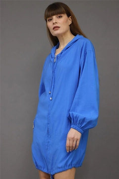 A wholesale clothing model wears lfn11518-hooded-zippered-long-jacket-indigo-blue, Turkish wholesale Jacket of Lefon