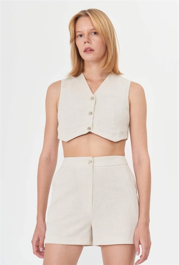 Een kledingmodel uit de groothandel draagt  Crop-vest Met Knoopdetails - Crème
, Turkse groothandel Vest van Lefon