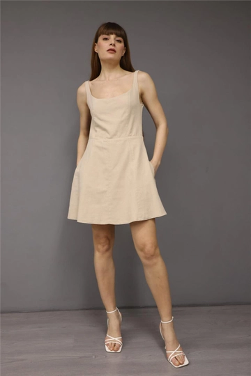 Bir model, Lefon toptan giyim markasının  Sırt Dekolteli Mini Elbise - Krem
 toptan Elbise ürününü sergiliyor.