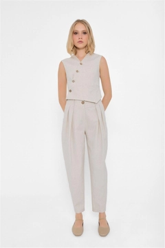 A wholesale clothing model wears lfn11542-pleated-carrot-trousers-beige, Turkish wholesale Pants of Lefon