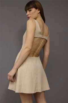 A wholesale clothing model wears lfn11543-backless-mini-dress-cream, Turkish wholesale Dress of Lefon