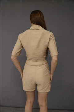 Una modelo de ropa al por mayor lleva lfn11529-short-sleeve-zipper-detailed-crop-shirt-beige, Blusa turco al por mayor de Lefon