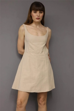 A wholesale clothing model wears lfn11543-backless-mini-dress-cream, Turkish wholesale Dress of Lefon