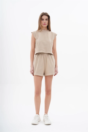 Bir model, Lefon toptan giyim markasının  Kolsuz Tişört Şort Takım - Bej
 toptan Takım ürününü sergiliyor.