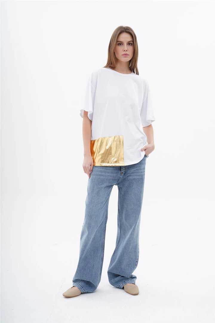 A wholesale clothing model wears lfn11551-metallic-material-detailed-white-&-gold, Turkish wholesale Tshirt of Lefon