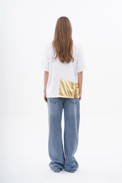 A wholesale clothing model wears lfn11551-metallic-material-detailed-white-&-gold, Turkish wholesale Tshirt of Lefon