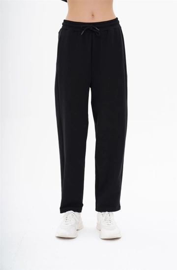 Ένα μοντέλο χονδρικής πώλησης ρούχων φοράει  Carrot Fit Sweatpants - Μαύρο
, τούρκικο Φόρμα χονδρικής πώλησης από Lefon