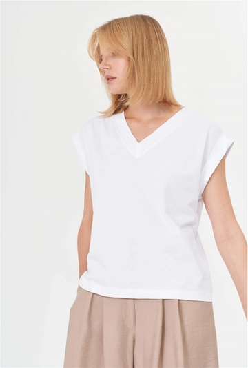 Ein Bekleidungsmodell aus dem Großhandel trägt  T-Shirt Mit V-Ausschnitt – Weiß
, türkischer Großhandel T-Shirt von Lefon